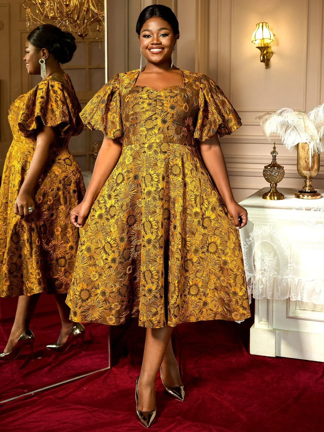 Robe de cocktail trapèze en jacquard à manches bouffantes et col carré